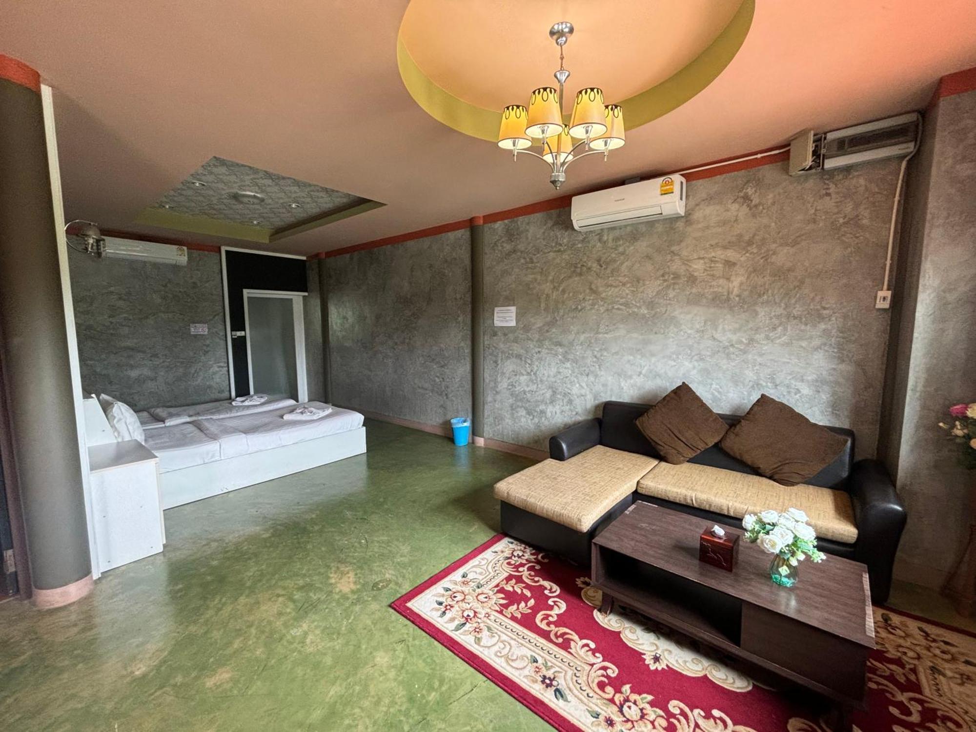 Revolution Kanchanaburi Adventure Hq Ban Chuk Kum Exterior foto